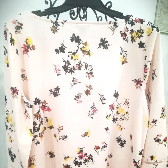 ANN TAYLOR Factory Floral Bell Cuff Top Size Large - Picture 7 of 7